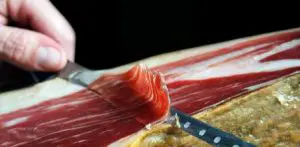 Cómo cortar un jamón para consumo lento
