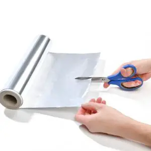 ¿Cómo afilar las tijeras con papel de aluminio?
