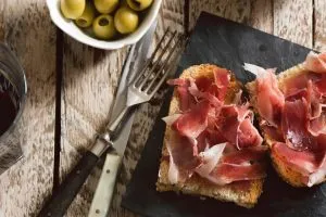 como-aprovechar-la-corteza-del-jamon-serrano
