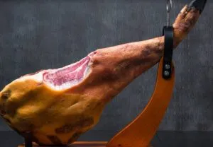 ¿Cómo comenzar a cortar una pata de jamón?