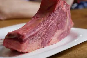 ¿Cómo conservar la carne fresca en una carnicería?