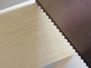 ¿Cómo cortar madera con un serrucho?