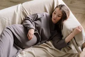 ¿Cómo dormir en el embarazo para no lastimar al bebé?