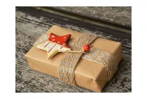 ¿Cómo envolver un regalo con papel kraft?