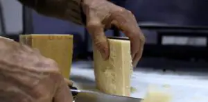 ¿Cómo está hecho el queso parmesano?