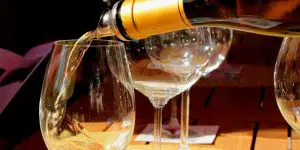 ¿Cómo saber si un vino blanco es seco o dulce?