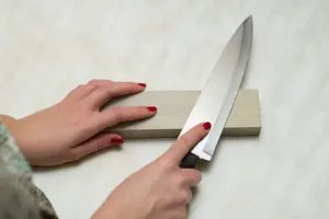 ¿Cómo saco filo al cuchillo con la piedra para afilar?