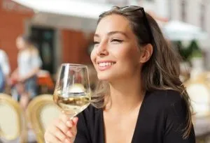 ¿Cómo se debe tomar el vino tinto para la salud?