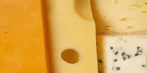 ¿Cómo se guarda el queso en la heladera?
