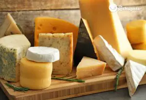 ¿Cómo se guarda el queso fresco en el refrigerador?
