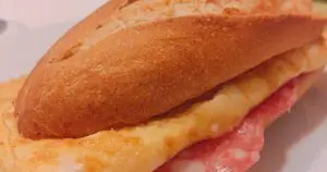 ¿Cómo se llama el bocadillo con queso?