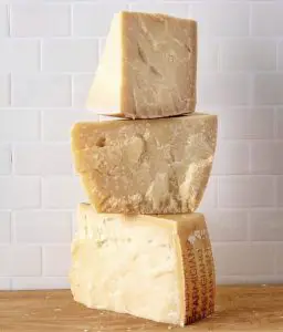 ¿Cuál es el origen del queso parmesano?
