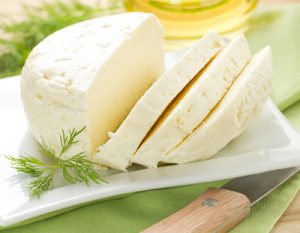 ¿Cuál es el queso en lonchas con menos calorías?