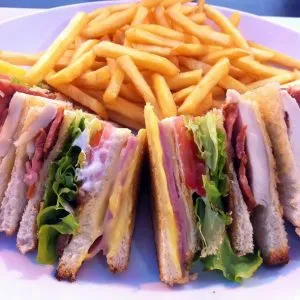 ¿Cuántas calorías tiene un club sándwich con papas?