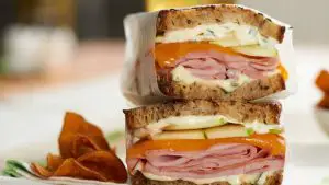 ¿Cuántas calorías tiene un sandwich de jamón casero?