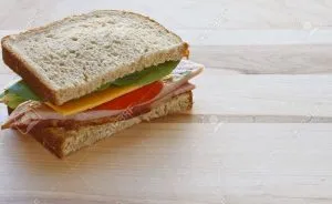 ¿Cuántas calorías tiene un Sandwich de jamon lechuga y tomate?