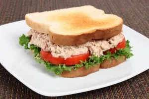 ¿Cuántas calorías tiene un Sandwich de jamon y aguacate?