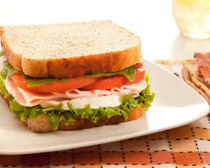 ¿Cuántas calorías tiene un sandwich de jamón y queso?