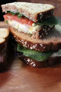 ¿Cuántas calorías tiene un sandwich de jamón y tomate?