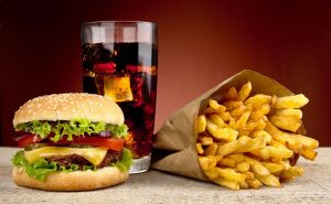 ¿Cuántas calorías tiene una hamburguesa con papas y refresco?