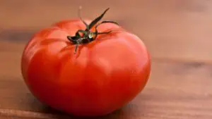 ¿Cuántas calorías tienen 3 rodajas de tomate?