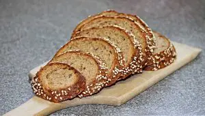 ¿Cuántas calorías tienen 50 gramos de pan?