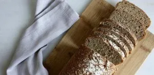 ¿Cuántas kcal tiene 100 gramos de pan?