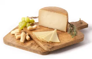 ¿Cuánto pesa una cuña de queso curado?