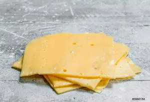 ¿Cuánto pesa una loncha de queso cheddar?