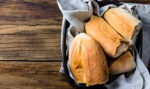 ¿Cuántos gramos de carbohidratos hay en un pan?
