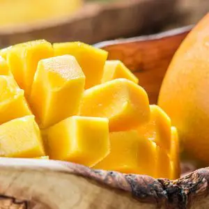 ¿Qué beneficios tiene comer mango con sal?