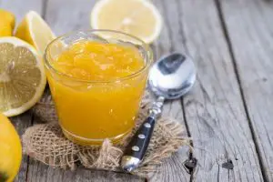 ¿Qué función tiene el limón en la mermelada?