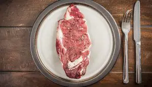 ¿Qué pasa si comes carne de res cruda?