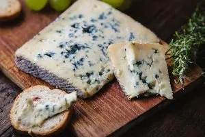 ¿Qué pasa si como mucho queso azul?