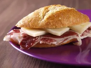 que-tiene-mas-calorias-el-jamon-crudo-o-cocido