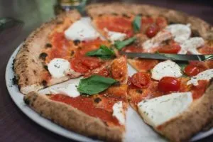 ¿Qué tipo de queso lleva la pizza italiana?