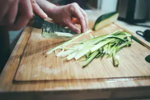 ¿Cómo afilar un cuchillo en casa fácil y rápido?
