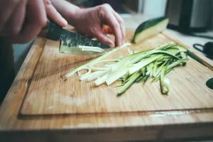 ¿Cómo afilar un cuchillo en casa fácil y rápido?