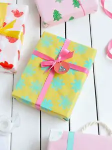 ¿Cómo envolver un regalo si no tienes papel de regalo?