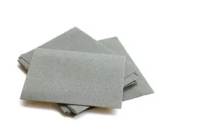 ¿Cómo se afila una tijera con papel aluminio?