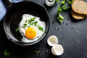 ¿Cuál es la forma más sana de cocinar un huevo?