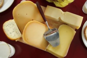 ¿Cuántas calorías tiene 100 gramos de queso sardo?