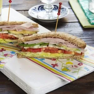 ¿Cuántas calorías tiene un Sandwich de jamon y mayonesa?