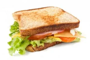 ¿Cuántas calorías tiene un sandwich de jamón y queso con lechuga?