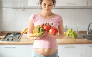 ¿Qué debe desayunar comer y cenar una mujer embarazada?