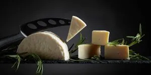¿Qué propiedades tiene el queso curado?